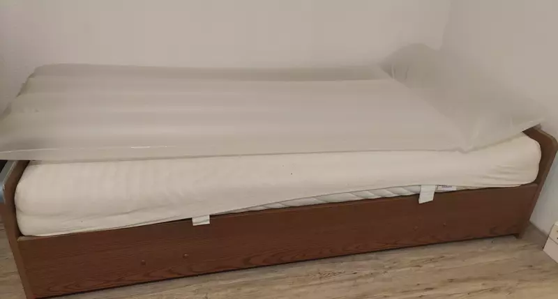 Luftbett liegt zum Größenvergleich auf normalem Bett